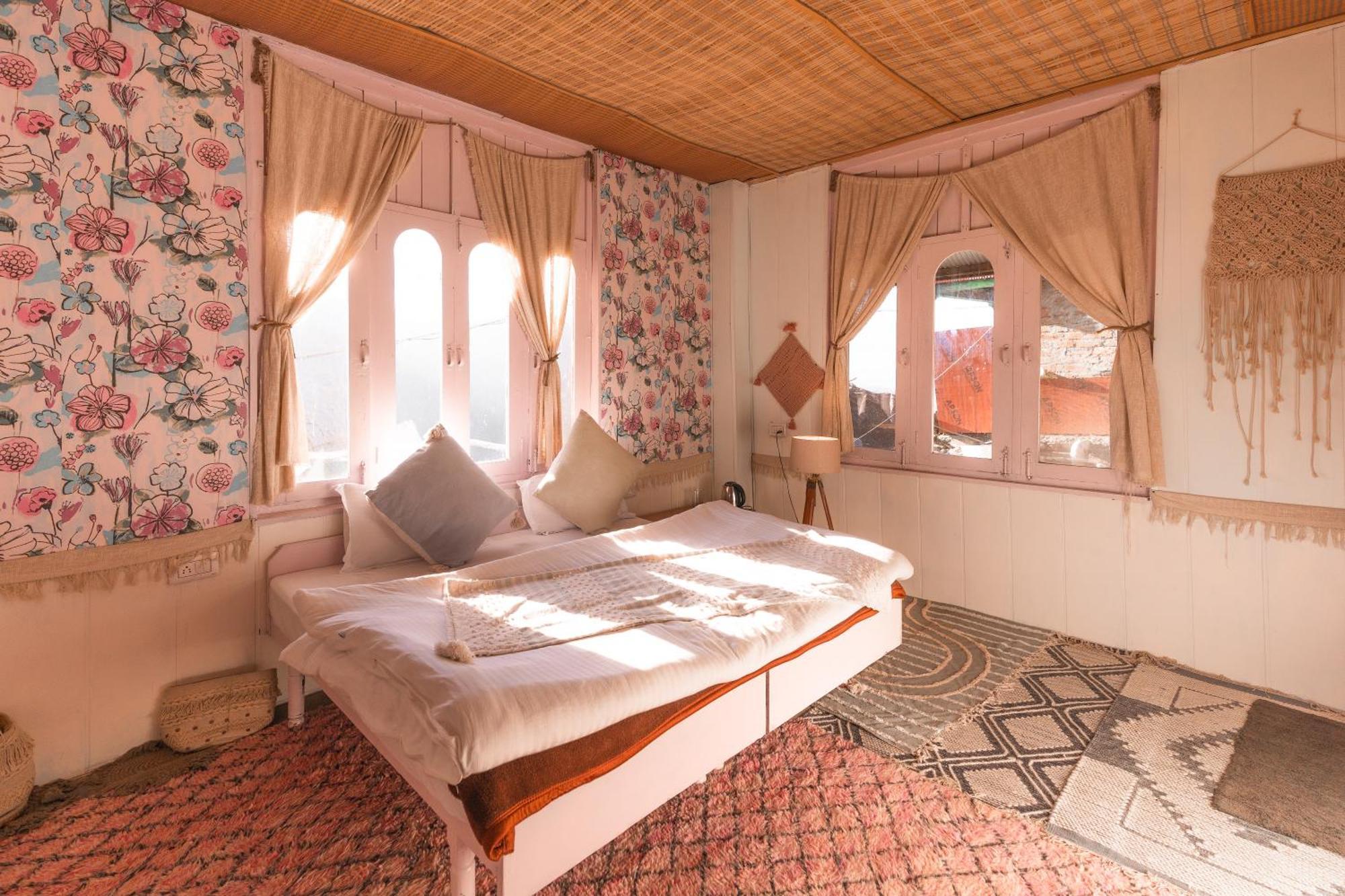 Hostel Firgun Chapter Shoja Exteriér fotografie